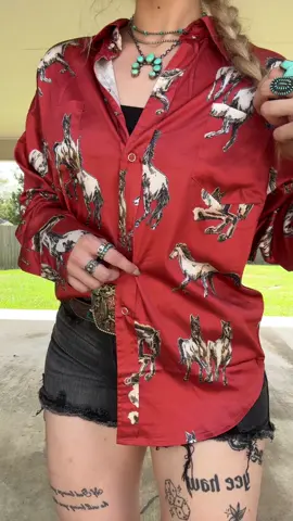 This adorable button down top is available on our site!! 😍😍😍 a couple left! 🔗 in bio to shop! #westernboutique #onlineboutique #boutique #foryoupage #westernfashion 