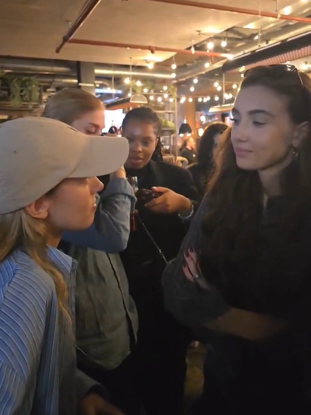 Perooooo Margarita!!?👀 Yo no podria mirar esos ojos tanto tiempo. ZEUDI SOS UNICA. #zeudidipalma #zeudiners #meeting #london #occhi 