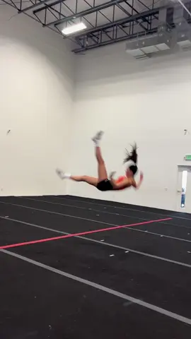 A girls first love😍 #cheer #cheerleader #navarro #navarrocheer #college 