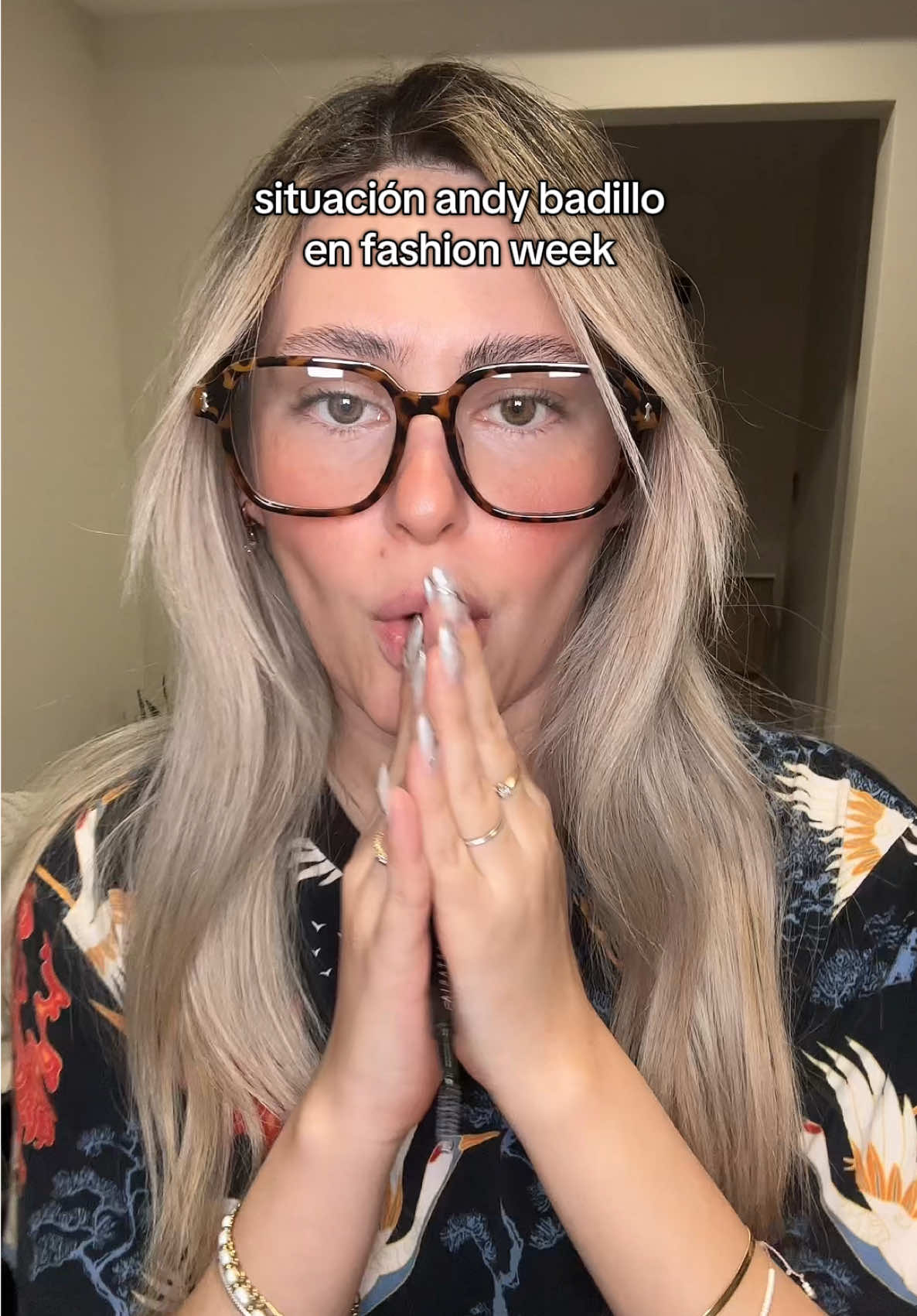 contexto yo estaba en la entrada fotografiando a los invitados de fashion week méxico 