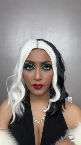 Full tutorial for this look is on my YT! 🐾 Petition for me to bring back my YT videos is in the comments below ⬇️ 🥺 #cruelladevil #cutcreasemakeup #halloweencostume #disneycosplay #101dalmatians 