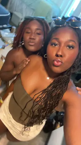 pretty girls go to usf💚🤟🏾#usfhoco 