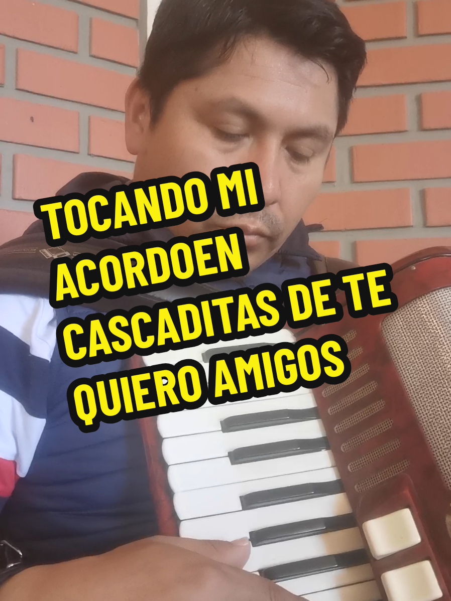 #tocando cascaditas de te #quiero  en mi #acordoen #amigos 