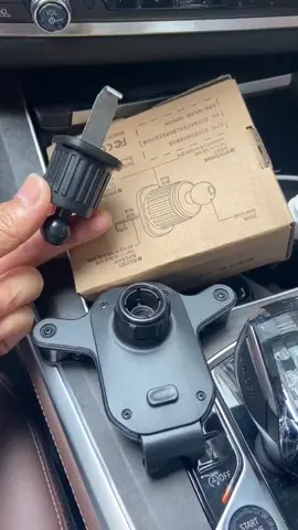 Giá đỡ điện thoại trên ô tô