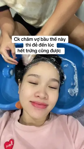 Vợ mang bầu 9th10n bụng càng to càng vất, đừng để vợ tự gội đầu nha. Ck hãy yêu thương chăm vợ từ những điều giản đơn nhất  #mebetỏi #chaugoidautaigiuong #chaugoidautainha #gộiđầu 