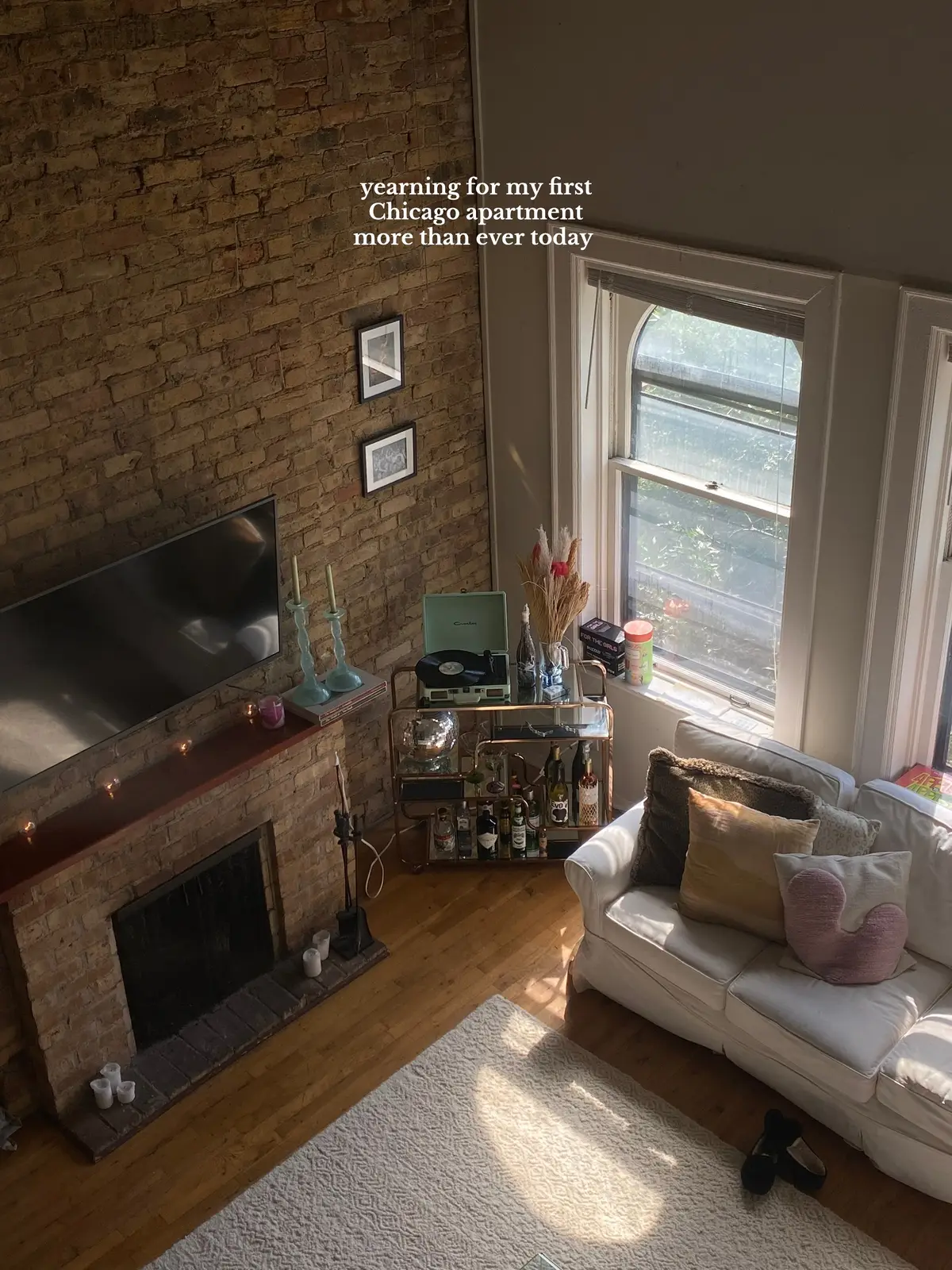 The wood burning fireplace and exposed brick was iconic #chicagoapartment #chicagoapartments #chicago 