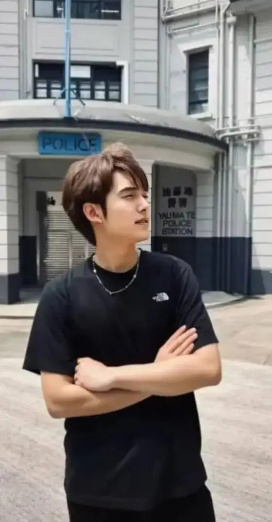 早上好，全世界我亲爱的粉丝们，我在这里向所有亲爱的粉丝们宣布，我刚从警察局回来，因为很多粉丝都在抱怨，有很多冒名顶替者用我的照片来诈骗别人，从他们那里收钱，我已经向这里的警察报告了这些问题，我还计划向 Facebook 的首席执行官马克·扎克伯格发送消息，开始限制诈骗者的账户。Facebook、Instagram、TikTok 和其他社交媒体，我恳求你们所有人继续支持我，无论发生什么，我都会尽一切努力保护你们，因为你们是我的幸福，我的快乐，并且会