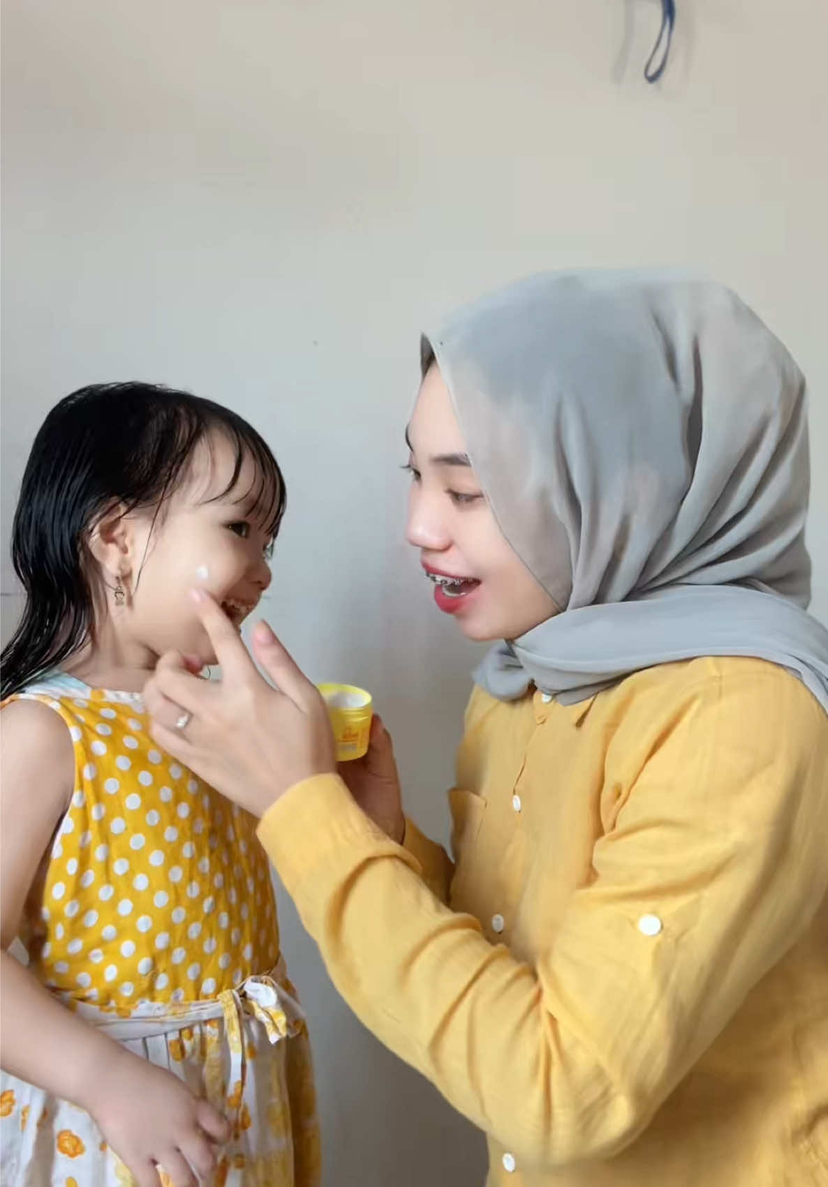 Kenapa ya gak ada sekolah buat jadi ibu? Padahal jadi ibu itu penting banget☺Dari yang bingung kenapa clara rewel terus, sampai akhirnya sadar kalau masalahnya ada di kulit sensitifnya 💕 Untungnya aku ketemu Zwitsal — sabunnya lembut, tanpa SLS/SLES, dan cream-nya bantu banget bikin kulit clara lembap lagi 🫶🏻 @zwitsal_id  #BelajarJadiBunda #ZwitsalMomJourney #KulitSehatSiKecil #MomLife #BelajarBarengZwitsal