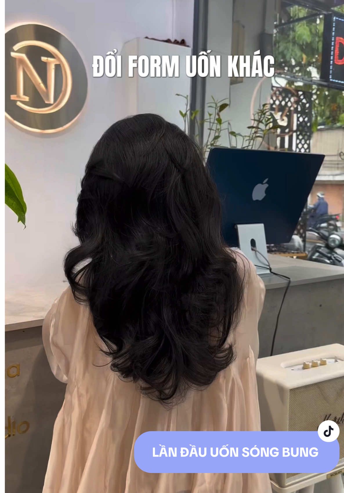 Đổi form uốn sóng bung dịu nha ưng á #uontocdep #donahairstudio #donasalon188 #phamchauanh #phamchauanhhair 