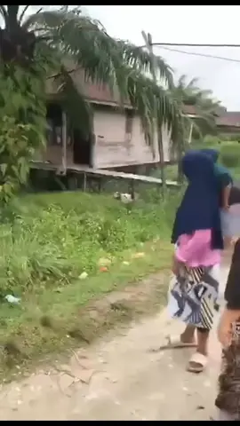 Yang lagi viral 😭😭 Lulus PPPK Seorang suami di Aceh Singkil terlantarkan Istri dan anaknya. di kabarkan sang suami lebih milih pulang ke rumah orang tua nya. Inilah video perpisahan seorang warga dengan wanita dan anaknya yang di tinggalkan suaminya. masyaAllah baru lulus P3K udh gk butuh anak istri nya,dia kira gaji ny udh beratus juta kah ?? semoga istri ny bisa hidup bahagia bersama anak-anak nya 🙏😫 Sumber: Safitri Olshop Aceh #beritaviral#vidioviral #vidioviraltiktok #sedihbanget😭😭😭  #viral