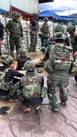 Siang ini kita makan bersama warga papua pegunungan berbagi itu indah#puncakjayapapua🇮🇩 #papuapegunungan🏔 #tniindonesia🇮🇩 #berbagiituindah #berkaryabisadimanasaja 