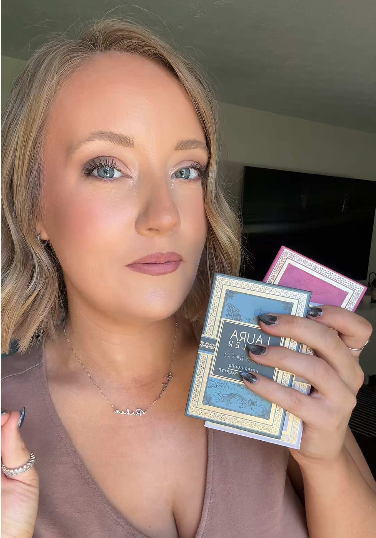 all three come together so you have 3 gifts in 1 🙌🏼 @Laura Geller Beauty #lauragellerbeauty #lauragellermakeup #makeuppalette #holidaymakeup #facepalette 