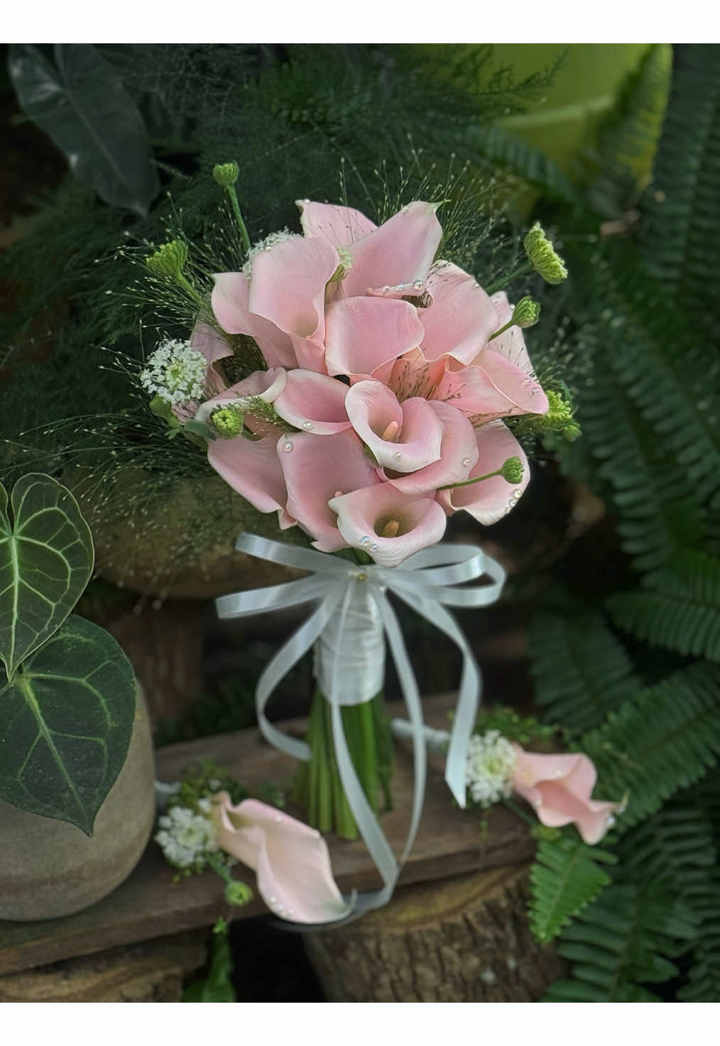 Hoa cưới calla mix cùng thuý châu và cỏ suối #huonglotusfarm #hoacuoicodau #hoacuoicamtay #hoacuoi 