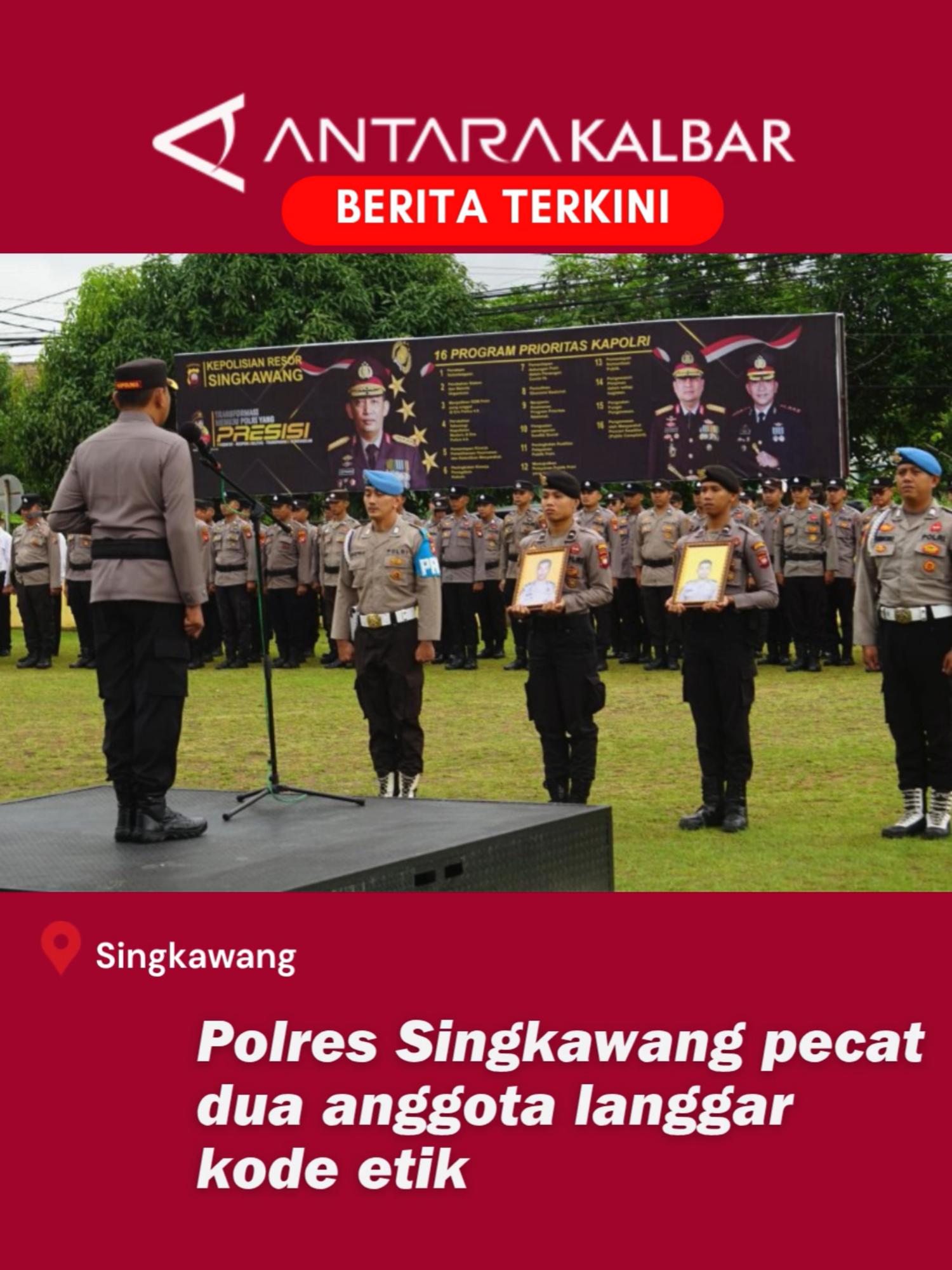 Polres Singkawang pecat dua anggota langgar kode etik Kepolisian Resor Singkawang, Kalimantan Barat, menjatuhkan sanksi  pemberhentian tidak dengan hormat (PTDH) atau pemecatan terhadap dua  anggotanya yang melakukan pelanggaran disiplin dan kode etik Polri.     Kepala Polres Singkawang Ajun Komisaris Besar Polisi Dody Yudianto  Arruan di Singkawang, Senin, mengatakan dua anggota yang dipecat itu  adalah Ajun Inspektur Polisi Dua (Aipda) Kefli Sitompul dan Brigade  Polisi Dua (Bripda) Dyon Kharisma Putra.     Kapolres mengatakan  keputusan PTDH merupakan langkah berat, namun harus dilakukan demi  menjaga marwah dan kehormatan institusi Polri.     