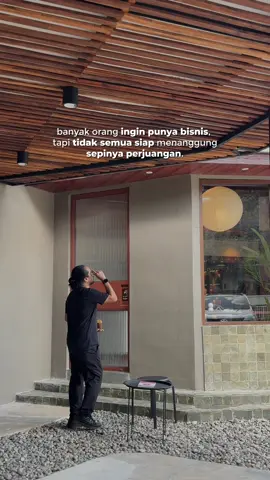 Fakta pahit dalam merintis bisnis ini bukan sekadar teori tapi realita yang baru terasa setelah benar-benar terjun.  Apa aja ? 1. Kerja keras belum tentu cepat berhasil. Kamu bisa kerja 16 jam sehari, tapi pasar tetap punya ritmenya sendiri. Banyak yang gagal bukan karena malas, tapi karena tidak sabar menunggu waktunya panen. 2. Teman belum tentu jadi rekan bisnis yang baik. Bisnis menguji karakter. Kadang hubungan yang tadinya akrab bisa renggang hanya karena uang, peran, atau visi yang tak sejalan. 3. Orang terdekat tidak selalu mendukung. Kamu kira mereka akan jadi supporter pertama, tapi justru mereka yang paling sering meragukan. Tidak karena jahat, kadang mereka hanya takut kamu gagal. 4. Keuntungan itu datang setelah fase rugi yang panjang.= Awal bisnis lebih banyak keluar uang daripada masuk. Kalau kamu nggak siap mental dan finansial, rasa lelah bisa berubah jadi putus asa.  5. Bukan ide bagus yang bikin sukses, tapi daya tahan. Banyak ide hebat mati di tengah jalan karena pemiliknya menyerah duluan. Daya tahan, bukan ide, yang membedakan antara yang tumbuh dan yang gugur. 6. Kamu akan sering merasa sendirian. Tidak semua orang paham apa yang kamu perjuangkan. Kadang satu-satunya orang yang percaya, cuma dirimu sendiri. 7. Sukses itu mahal karena dibayar dengan ketidakpastian. Tidak ada gaji tetap, tidak ada jam kerja pasti, dan tidak ada jaminan hasil. Tapi justru dari ketidakpastian itu, muncul kebebasan dan potensi besar. Fakta pahit mana yang sudah kamu alami? Share di kolom komentar ya☺️ FYI, saya sudah buatkan  panduan membangun branding dari A-Z. Baca e-booknya dengan klik link di bio 😉 #jabaterat 🤝🏽  📍 @runacoffeeshop  #romijabrand #branding #brandlokal #belajarbrand 