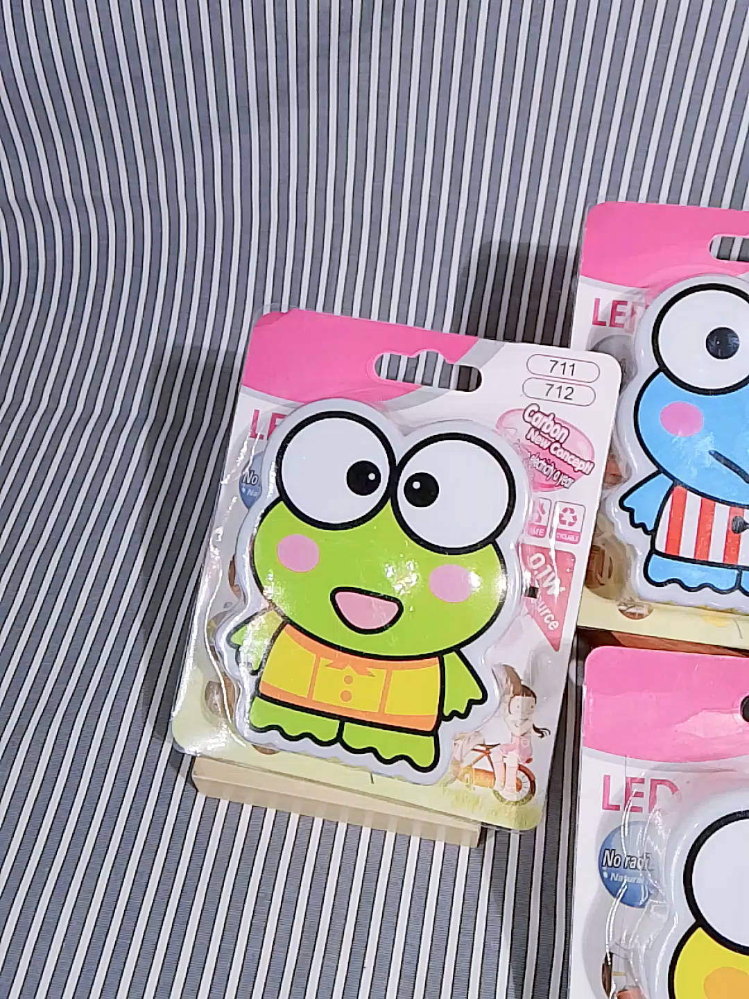 Avvic x Lampu Tidur Karakter Frogs LED Night Light Lampu Malam LED On/Off Saklar - Frog Yellow #lamputidur#lampukamar #lampucolok #lampu karakter lucu #Viral #FYP #RekomendasiTikTok #LagiViral #BestSeller #BarangViral #MurahBerkualitas  Deskripsi : Lampu Malam LED Lucu karakter Chroopy, warna cahaya lampu sesuai dengan warna lampu, dapat memberi kenyamanan penerangan saat tidur sehingga siklus dan kualitas tidur tetap terjaga.Didesain Dengan Sistem Colok Yang Terdapat Tombol Switch On/Off Sehingga Anda Tidak Perlu Mencabutkan Saat Anda Tidak Menggunakannya.