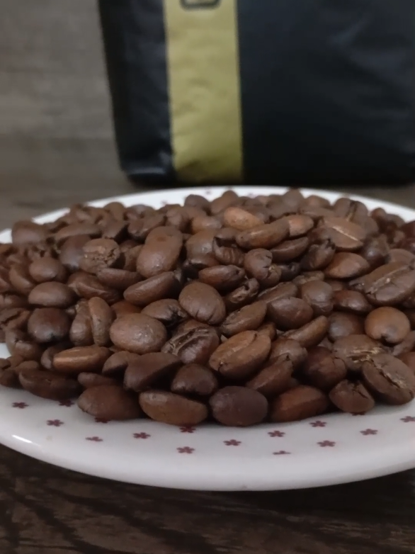 Café Em Grãos Italle 1Kg 100% Arábica  Torra média  perfeito pra quem deseja Qualidade e Sofisticação no sabor  produzido no Sul de Minas gerais , região conhecida por produzir os melhores cafés do mundo,na Fazenda Lageada café puro de verdade Promoção 😱😍  Apenas 76,90+15%0ff pelo video  corra e garanta já o seu Link pra compra no meu Perfil do Instagram @CamilaStar30 #amantesdecafe #cafepuro #cafeemgraos #vendasshopee  #shopeevideo 