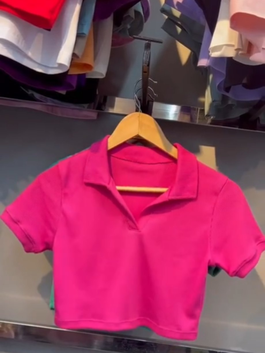 ✨ Estilo e conforto no mesmo look! 💕 Blusa curta com colarinho por apenas R$30,99 😍 Garanta já a sua antes que acabe! 🛍️ #foryou #fyp #polo #cropped #shopee 