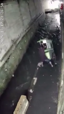 Sebuah gerobak milik pedagang empek-empek terperosok ke selokan dan hanyut terbawa arus di kawasan Kebagusan 2, Jagakarsa, Jakarta Selatan, Jumat (17/10/2025) sekitar pukul 20.30 WIB. Momen tersebut terekam kamera cctv. Menurut keterangan warga, insiden terjadi saat pedagang melintas di jalan sempit usai hujan. Diduga jalan licin membuat gerobak kehilangan keseimbangan hingga terjatuh ke dalam selokan. Warga yang melihat langsung membantu mengevakuasi. Beruntung, tak ada korban jiwa dalam kejadian itu. Namun, sebagian barang dagangan dilaporkan ikut hanyut terbawa arus. Pedagang hanya bisa pasrah melihat gerobaknya terseret air di tengah derasnya aliran selokan. 📹 Istimewa #jakarta  #kebagusan  #jagakarsa  #jakartaselatan 