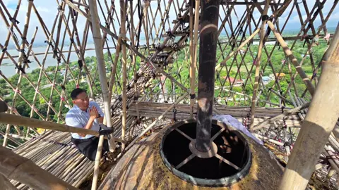 ကောင်းမှုတော် စေတီတော်ကြီး ပြုပြင် ထိန်းသိမ်းမှု မှတ်တမ်း မြန်မာသက္ကရာဇ်(၉၉၈)ခုနှစ်၊ ခရစ်နှစ် (၁၆၃၆) ခုနှစ်တွင် တည်ထားခဲ့သော သာလွန်မင်းတရားကြီး​၏ ကောင်းမှုတော်၊ စစ်ကိုင်းမြို့ရဲ့ ကျက်သရေဆောင် ရာဇမဏိစူဠာ ကောင်းမှုတော် စေတီတော်မြတ်ကြီးဟာ ၂၀၂၅ ခုနှစ်၊ မတ်လ ၂၈ ရက်နေ့ တွင် လှုပ်ခတ်ခဲ့သည့် ပြင်းအား ၇.၇ ရစ်ချ်စတာစကေးအဆင့်ရှိ မန္တလေးငလျင်ကြီး၏ လှုပ်ခတ်မှုကြောင့် ကောင်းမှုတော် စေတီတော်ကြီး​၏ စိန်ဖူးတော် ပြတ်ကျခဲ့ခြင်း၊ ကိုယ်လုံးတော်၏ အချို့နေရာများတွင် အက်ကွဲကြောင်းများ ဖြစ်ပေါ်ခဲ့ခြင်း၊ စေတီတော်ကြီး၏ ပရဝုဏ်အတွင်းရှိ သာသနိက အဆောက်အအုံများ၊ ဂန္ဓကုဋိတိုက်များ၊ အာရုံခံတန်ဆောင်းများ၊ တောင်ဘက်ဝင်မုခ်ဦးနှင့် ဘုရားပတ်လမ်းများ ပြိုကျပျက်စီးခဲ့ရပါတယ်။ ကောင်းမှုတော်စေတီတော်ကြီးနှင့် သာသနိက အဆောက်အဦးများ ပြိုပျက်မှုများကို တပ်မတော်သားများ၊ မြန်မာနိုင်ငံ ရဲတပ်ဖွဲ့ဝင်များ၊ မီးသတ်တပ်ဖွဲ့ဝင်များနှင့် စေတနာရှင် ပြည်သူလူထုများက ဝိုင်းဝန်းဖယ်ရှားရှင်းလင်းခဲ့ကြပြီး ယခုအခါ ဘုရားကြီးကို မူလပုံစံအတိုင်း ရှေးမူမပျက် ပြန်လည်ပြုပြင်မွမ်းမံနိုင်ရေးအတွက် သီတဂူဆရာတော်ကြီး ဦးစီးပြီး စေတနာရှင် အလှူရှင်၊ KMA Foundation နှင့် ၇ ရက်သားသမီးများက လှူဒါန်းမှုဖြင့် ဆောင်ရွက်လျက်ရှိပါတယ်။ စေတီတော်ကြီး ကိုယ်လုံးတော်အက်ကွဲမှုများ ပြုပြင်ဖာထေးခြင်း၊ ဆေးသင်္ကန်းအဖြူ ပြန်လည် သုတ်လိမ်းခြင်းနှင့် ပြင်ဆင်ခြင်း၊ ထီးတော်ပြန်လည်ပြုပြင်မွမ်းမံခြင်း၊ စိန်ဖူးတော်၊ ငှက်မြတ်နားတော် တင်လှူနိုင်ရန် ပြင်ဆင်ခြင်းလုပ်ငန်းများ ဆောင်ရွက်နိုင်ရန် အမြင့်ပေ ၁၈၈ ပေရှိ ဝါးငြမ်း ၂၇ ဆင့်ကို ဝါးလုံးရေအတွက် ငါးသောင်းခန့် အသုံးပြုဆောင်ရွက်ခဲ့ပြီး နေ့စဉ် တာဝန်ရှိသူများက ပြုပြင်မွမ်းမံရေးလုပ်ငန်းများကို ကြပ်မတ်ဆောင်ရွက်လျက်ရှိပါတယ်။   ၎င်းလုပ်ငန်းများ ဆောင်ရွက်ပြီးစီးမှုအခြေအနေများကို ဒုတိယဗိုလ်ချုပ်ကြီး သက်ပုံ (ငြိမ်း) နှင့် တာဝန်ရှိသူများက  ၂၀၂၅ ခုနှစ်၊ အောက်တိုဘာလ ၁၇ ရက်နေ့ နံနက်ပိုင်းတွင် သွားရောက်ကြည့်ရှုစစ်ဆေးခဲ့ပြီး  သီတဂူဆရာတော်ကြီး၏ ဆန္ဒတော်အတိုင်း တပေါင်းလပြည့်နေ့ မတိုင်မီ လုပ်ငန်းများ ပြီးစီးစေရေးအတွက် ညှိနှိုင်း ပေါင်းစပ်ဆောင်ရွက်လျက်ရှိပါကြောင်း ရပ်နီးရပ်ဝေးမှ ဓမ္မမိတ်ဆွေအပေါင်း သူတော်ကောင်းများကို သတင်းကောင်းပါးအပ်ပါတယ်။ #ဦးသက်ပုံ #စစ်ကိုင်း #fyp 