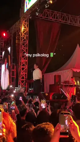 lu keren bgt bass😍  #hindia #baskara #feast 