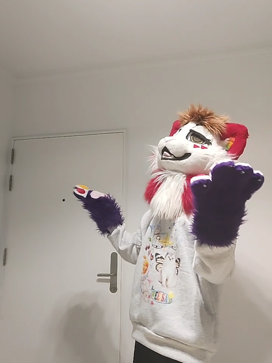 Hasta para salir son complicados 🙄... #furry #fursuit #furrytrash #furryespañol #furrytiktok 