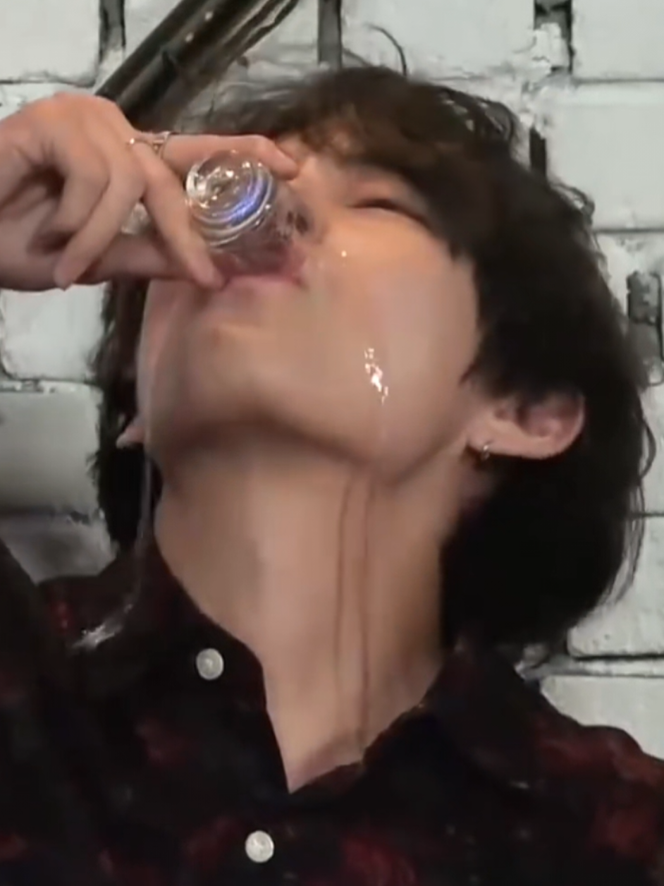 essa aqui só me lembra do bts bebendo até cair KKK #CapCut #bts #viral #fyp #viraliza 