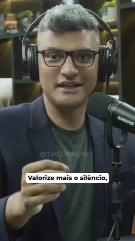 💭 Um dos maiores segredos da sabedoria é o silêncio. Quer crescer em sabedoria? Quer dominar suas emoções? Então aprenda a ficar em silêncio quando tudo dentro de você quer reagir. Quem entende o peso das palavras… passa a valorizar o poder de ficar calado. Porque o silêncio é o idioma dos sábios. 🧠✨ E se você quiser ir longe, precisa se tornar fluente nele. Nem tudo precisa de resposta. Às vezes, o teu silêncio é a prova de que você já amadureceu. 🍃 💬 Comenta: “Eu escolho o silêncio dos sábios.” 🔁 Compartilha com alguém que fala demais e precisa ouvir isso 😅 #sabedoria #silêncio #inteligênciaemocional #maturidade #reflexão