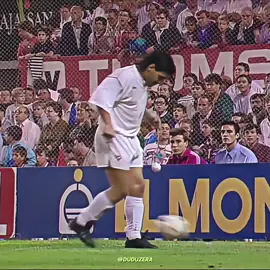 Maradona era um espetáculo até no aquecimento. Antes mesmo do apito inicial, ele já hipnotizava o estádio. A bola grudava no pé, o ritmo era música, e cada toque parecia parte de um show particular. Enquanto os outros se preparavam pro jogo, ele já estava fazendo arte. Maradona não precisava de palco — bastava uma bola e um olhar atento pra entender que estávamos diante de um gênio #maradona #maradona🇦🇷 #nostalgic 