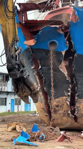 China Scissors Dismantle Ships and Cars to Cut Scrap Iron.#Destroy #excavator #tiktokshop #hydraulicshear #scrap 