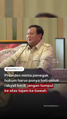 Presiden Prabowo menyampaikan pesan agar para penegak hukum seperti polisi, jaksa dan hakim memiliki empati dan hati untuk rakyat kecil, ia meminta agar pelaksanaannya tidak tumpul ke atas tapi tajam ke bawah. Hal tersebut ia sampaikan saat dirinya menghadiri acara penyerahan uang pengganti kerugian negara kasus korupsi CPO sebesar Rp13,2 triliun di Kejagung pada Senin (20/10/25). Ia pun teringat dengan kasus rakyat kecil yang berhubungan dengan hukum seperti seorang anak kecil yang ditangkap dan diadili karena mencuri ayam serta seorang ibu yang juga ditangkap karena mencuri pohon. Karena itulah Presiden meminta agar seharusnya baik hakim maupun jaksa dapat membela rakyat kecil yang lemah dan bukannya malah mengejar-ngejar mereka. #hukum #presidenprabowo #rakyatkecil #kejaksaan #hukumtumpulkeatastajamkebawah 