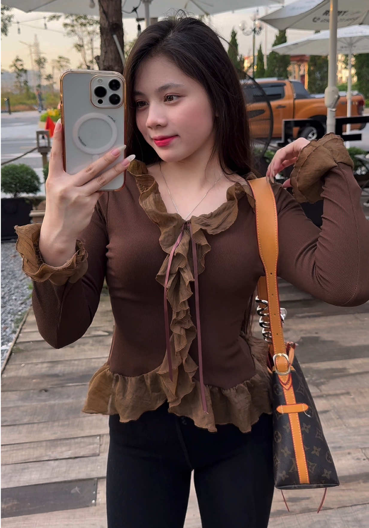 E mặc màu nâu , hot nha