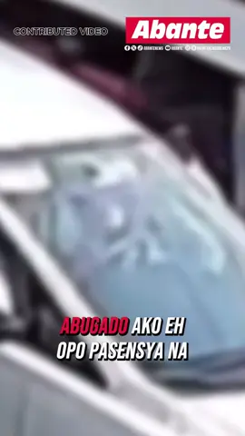 BABALA, SENSITIBO ANG MAPAPANOOD ⚠️ Sapul sa CCTV ang road rage na naganap sa Biñan, Laguna noong Huwebes.  Makikita ang pananakit ng isang driver na nagpakilalang abogado sa kapwa driver na nag-ugat umano sa gitgitan. Hinihingi nito ang lisensiya ng nakaalitang driver at tinutukan pa diumano ng baril ang biktima. Sinuspinde naman ng Land Transportation Office (LTO) ang lisensiya ng nanakit na motorista ng 90-araw. Bukod dito, nag-isyu na rin ang LTO ng show cause order upang magpaliwanag ang nanakit na driver. #AbanteNews #NewsPH