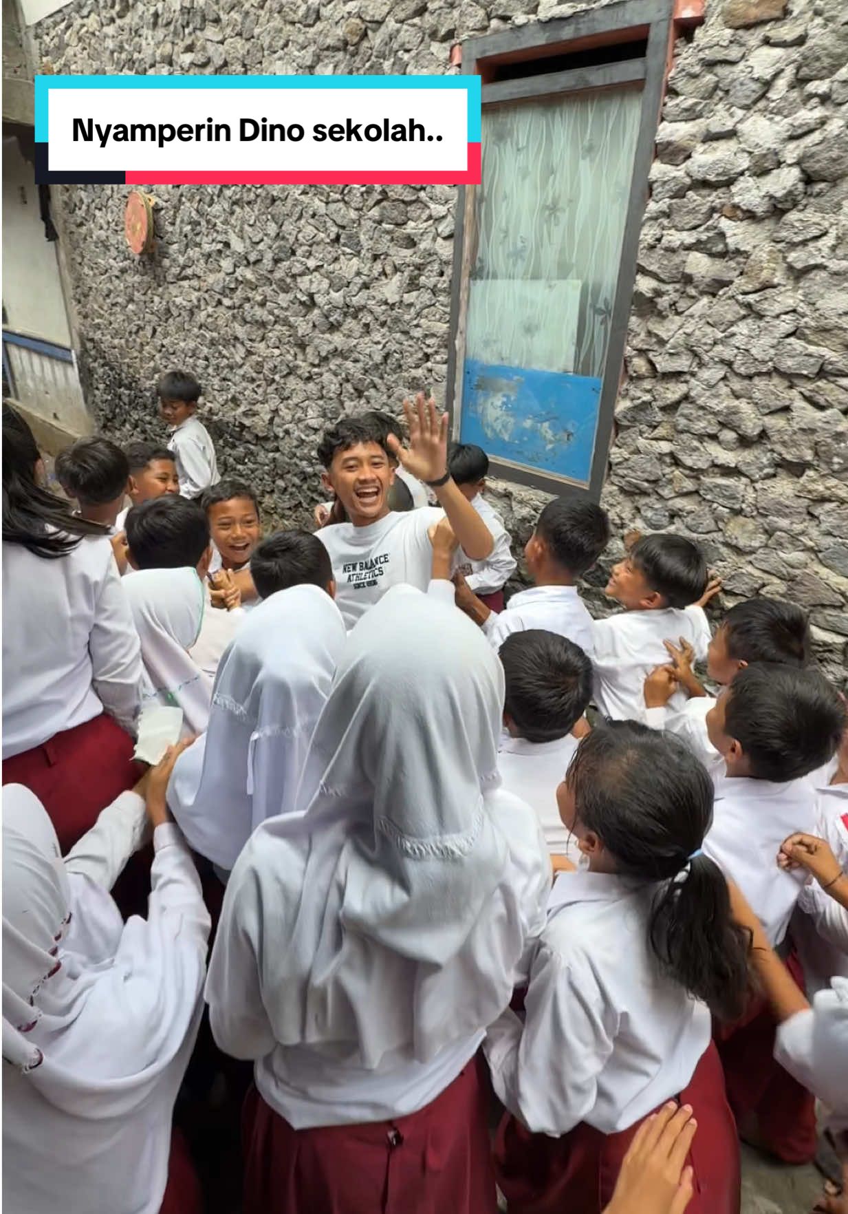 Lagi asyik bertamu, eh gak taunya udah banyak yang nunggu diluar. Ternyata ada temen sekelas Dino 😁