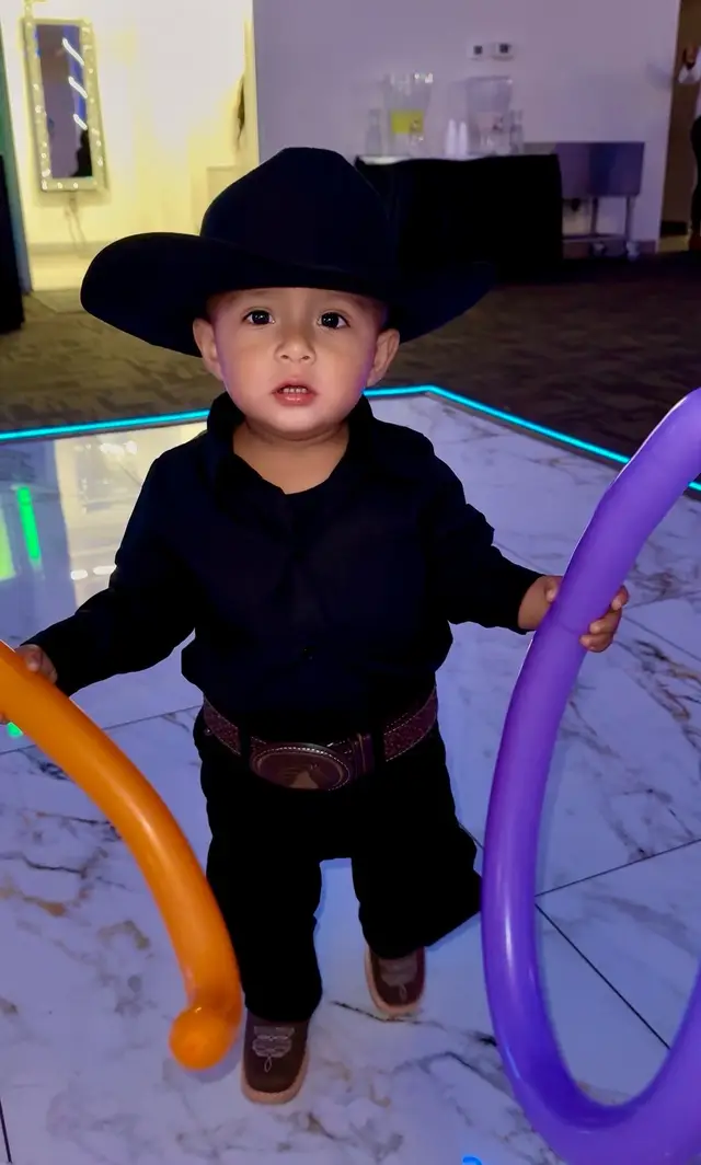 Mamá cuerva al mil por hora 😅🙈❤️