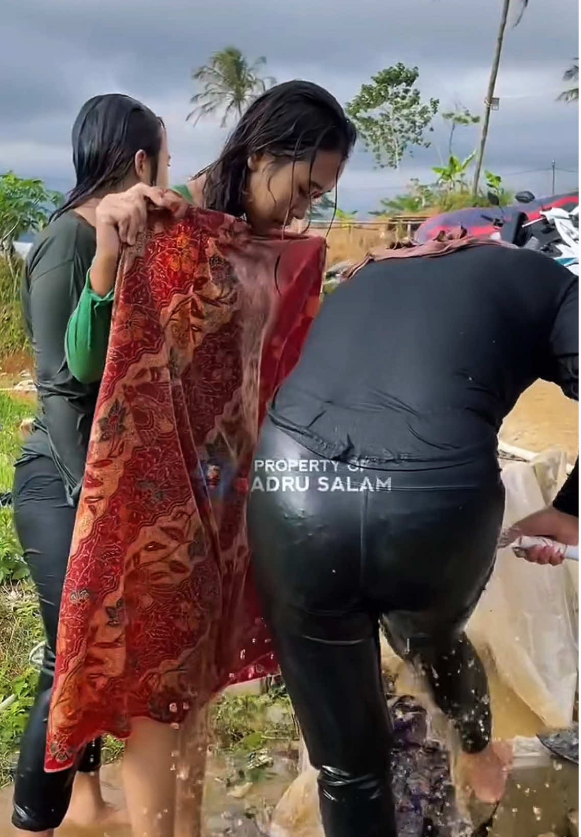 Wihh the girl and the widow are clean coming back from the farm😂#relaxing #foryoupage #tiktokcreator #views #funny 