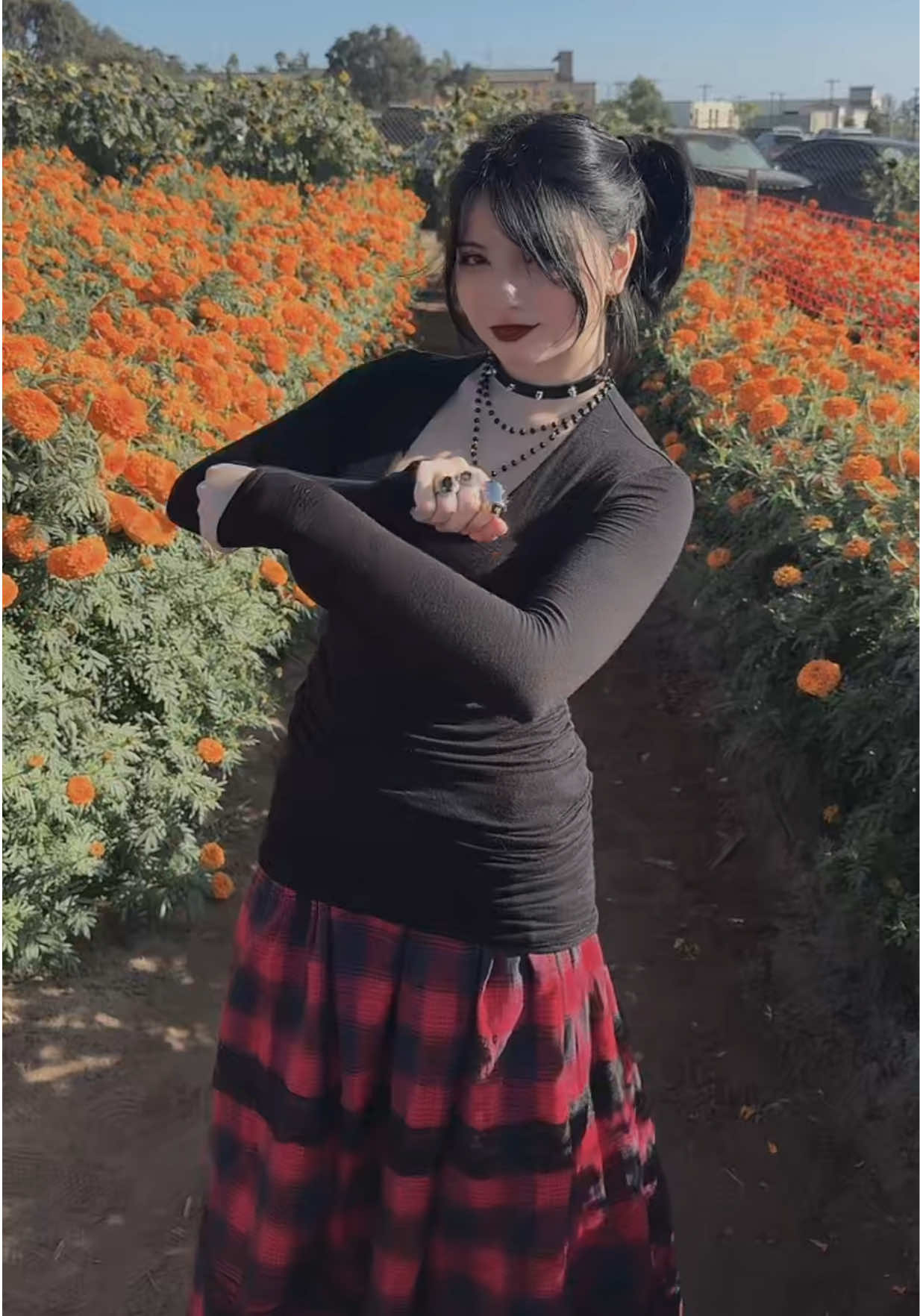 i just had to do it in my goth mikasa cosplay lol #AttackOnTitan #mikasacosplay #mikasa #dance #fypage  