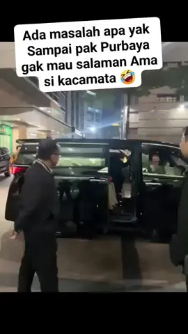 OGAH KASIH SALAM SAMA ORDAL SENDIRI Walaupun secara gestur, Pak Purbaya sudah ngasih salam hormat pendek, namun uluran tangan deni surjantoro ordal dilingkungan kemenkeu ogah diladeni, terlihat menyodorkan tangannya sedikit memaksa dan tidak disambut oleh Pak Purbaya. Pak Purbaya pasti tahu siapa orang tsb, makanya ogah menyambut uluran tangannya.