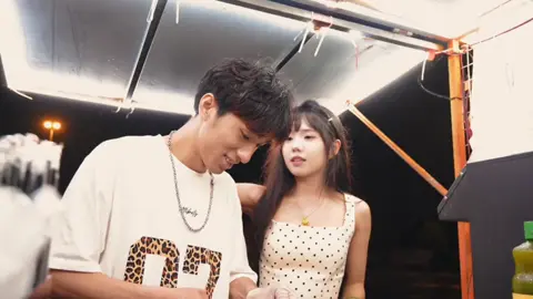 Đàn ông cần một người đồng hành, phụ nữ cần một người đáng tin cậy. Cô gái ấy còn đi cùng bạn chứ? | Mua mô hình xe 1:24 ở zỏ hàng ủng hộ mình nha 🎇 #scalexcar #mohinhxe #mercedes 