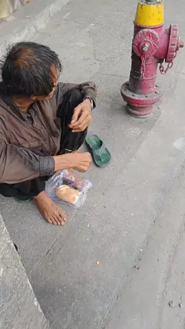 nhà cửa ko có con cháu cũng ko có hoàn cảnh ông rất thương anh chị có duyên giúp ông ít công đức vo lượng 