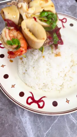 ข้าวกะเพราทะเลเพิ่มหอยเชลล์ ฟรีไข่ดาว 1 ฟอง เติมข้าวได้ไม่อั้นอีกด้วย ต้องมาลองน๊า ❤️🥰