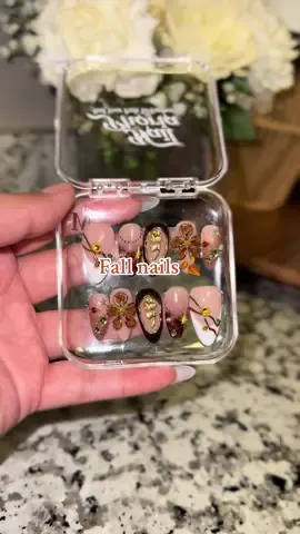 These press on nails are even prettier in person! 😍 #nailphoria #pressonnails #fallnails #girly #girlythings @Nailphoria 