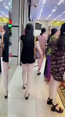 lúc bé mẹ chở che bảo bọc con. giờ lớn con gái bảo vệ mẹ ❤️🥰