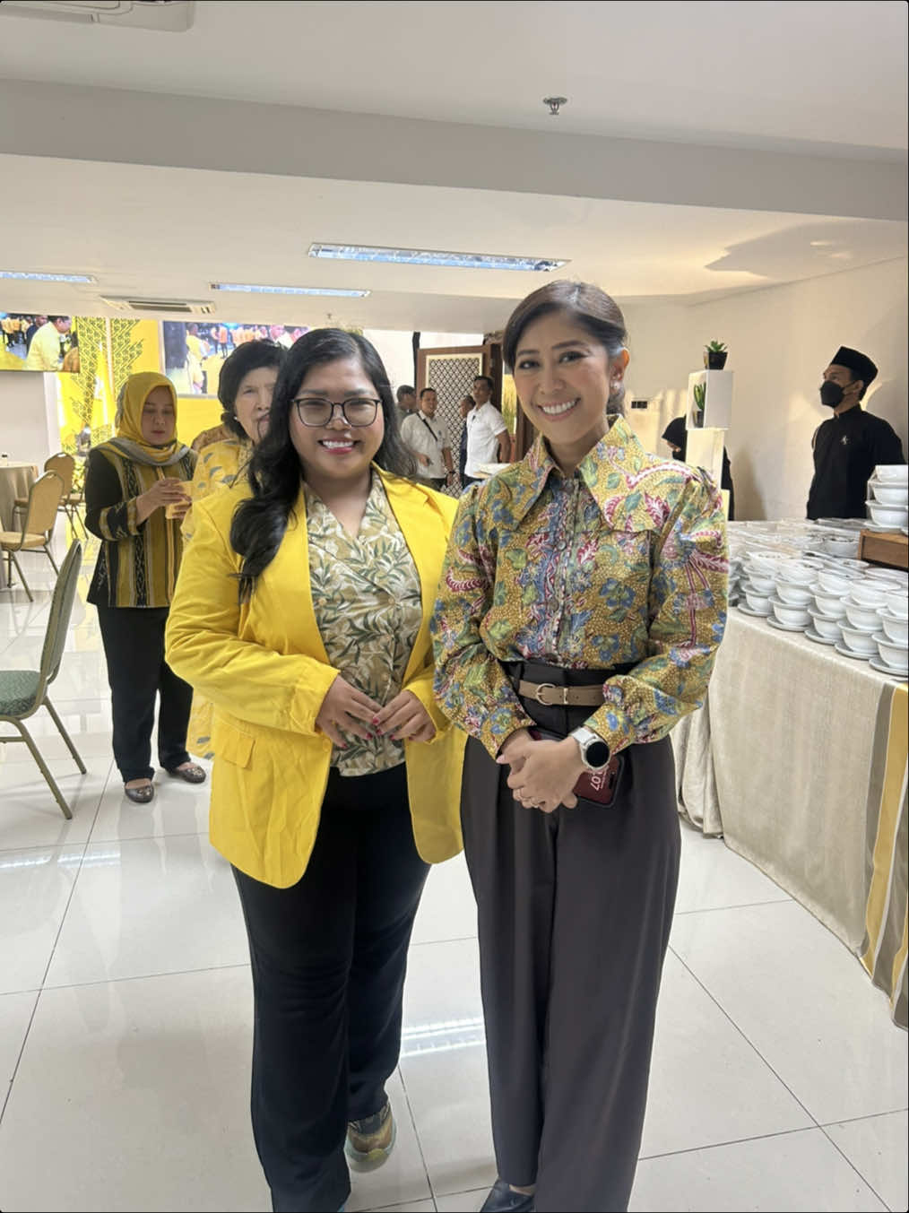 Meutya Viada Hafid adalah anggota Komisi I DPR Republik Indonesia dari Partai Golkar pada masa jabatan tahun 2009-2014. Skrng menjabat Menteri Komunikasi dan Digital Indonesia pada kabinet merah putih. Wajahnya sering menghiasi layar kacar sebagai jurnalis di Metro TV.  Meutya Hafid mengawali karirnya sebagai jurnalis di salah satu stasiun televisi swasta Indonesia, Metro TV. Meutya pernah mengalami tragedi penculikan oleh kelompok bersenjata saat meliput berita di Irak dengan rekannya, juru kamera Budiyanto, pada 18 Februari 2005. Meutya dan Budi diculik selama tiga hari hingga pada 21 Februari dibebaskan.  Meutya mengawali karirnya dalam bidang politik berpasangan dengan H Dhani Setiawan Isma S.Sos sebagai calon Wali Kota dan Wakil Wali kota Binjai periode 2010-2015, namun Meutya harus kalah. Pada bulan Agustus 2012, Meutya dilantik menjadi anggota DPR, menggantikan Burhanudin Napitupulu yang meninggal dunia dari Partai Golkar. Pada 9 Februari 2012, Meutya terpilih menjadi salah satu Tokoh Pers Inspiratif Indonesia versi Mizan, karena dianggap sebagai tokoh yang membawa pengaruh besar terhadap perkembangan pers nasional. Ia adalah satu-satunya wanita yang menjadi tokoh Pers Inspiratif diantara keempat pria lainnya.  Pd thn 2021 saat diriku mengikuti Leadership Young political angkat tangan utk maju public speaking didpn bnyak org terimakasih ibu @Meutya Hafid Punya Cerita @Dunia Meutya telah membimbingku mengajarkanku menjadi seorang pemimpin perempuan. #hutgolkar61 #meutyahafid #golkar #fypシ゚viral🖤tiktok #wanitakarir