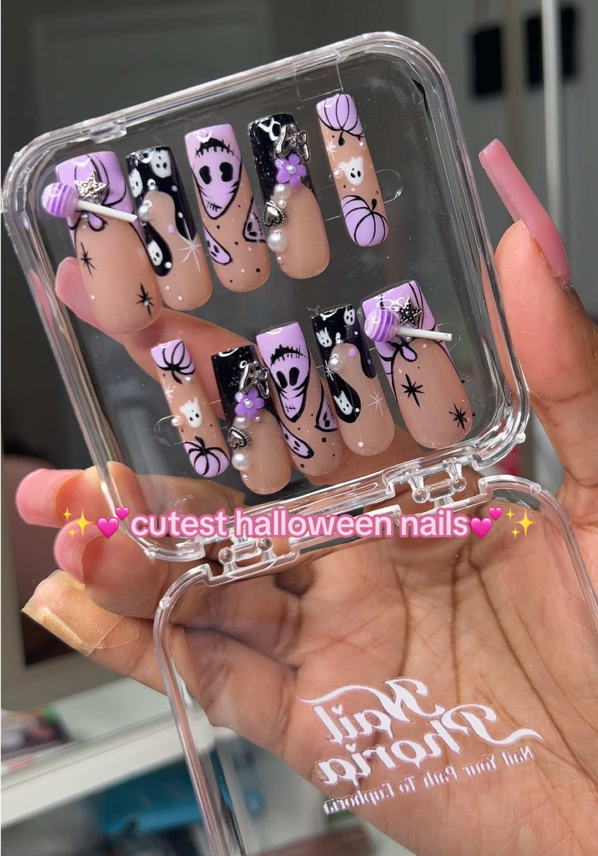 Not so spooky Halloween nails… can’t wait to put these on! Hurry up and order yours before they sell out #nailphoria #pressonnails #pressons #halloweennails #microingredients 