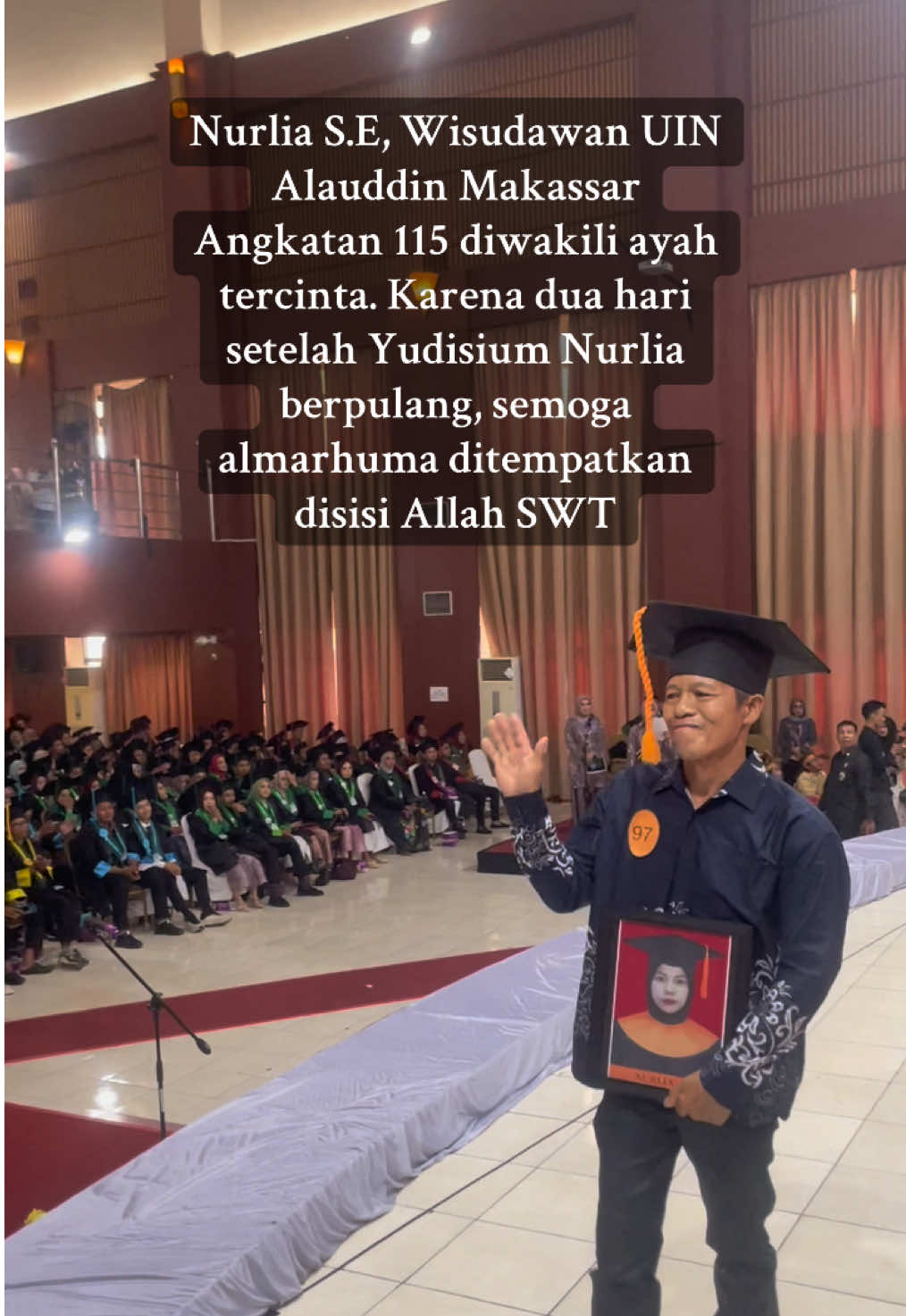 Nurlia S.E, Wisudawan UIN Alauddin Makassar Angkatan 115 diwakili ayah tercinta. Karena dua hari setelah Yudisium Nurlia berpulang, semoga almarhuma ditempatkan disisi Allah SWT