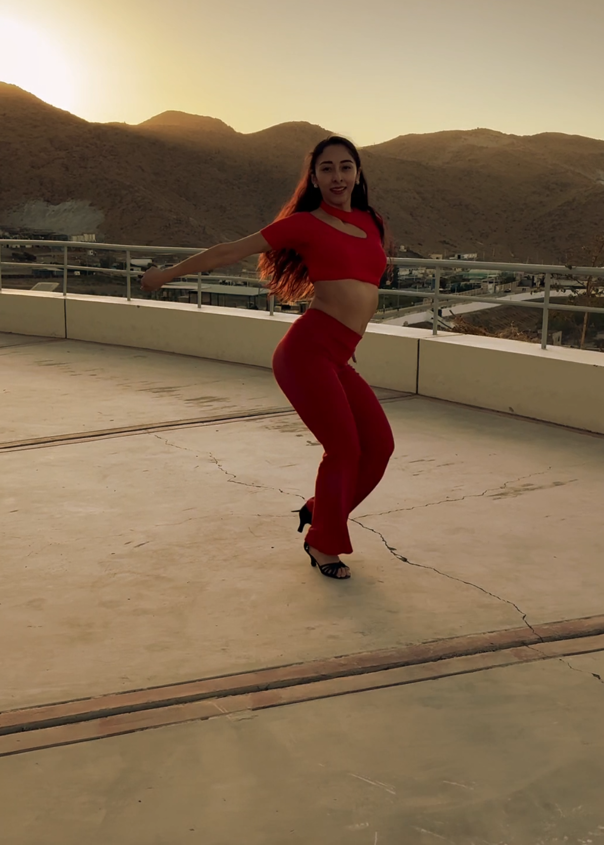 Bachata ladies style 💃🏻 Una de las secuencias que aprendí en clases, muy versátil para bailarla con cualquier canción 😊 #dancing #dancer #bachata #ladiesstyle #bachataladystyle 