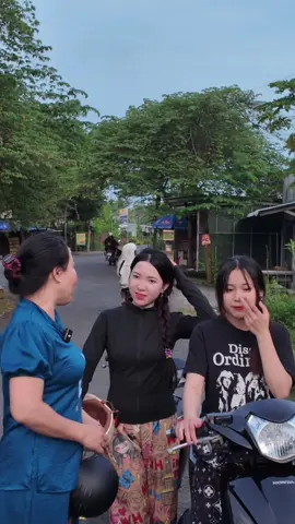 Nay út dẫn con gái lên chùa cầu tình duyên#xuhuong#xuhuongtiktok 