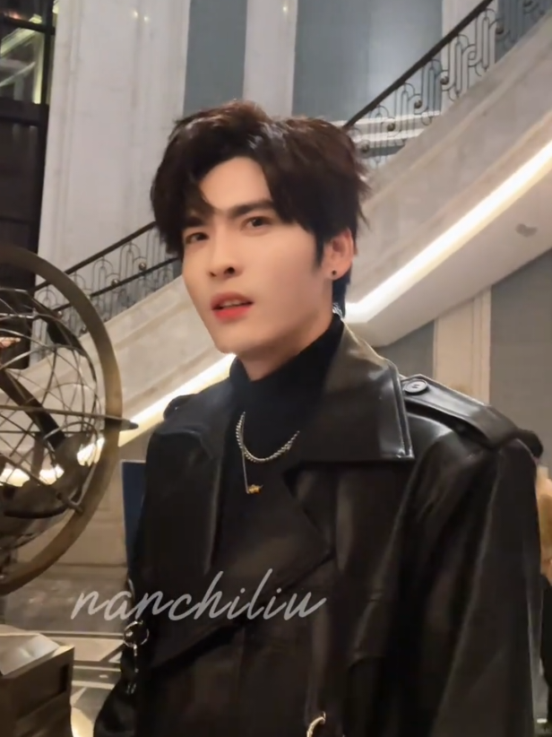 The weather in Qingdao was extremely cold. Wangyiran was worried about his fans and told them to hurry home because he was afraid they would miss the subway. He really cared about his fans, So cute🫰♥️🥰🎬 #王奕然 #wangyiran #shortdramachinese 