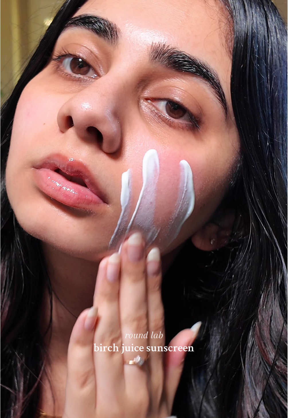 the dewiest finish without getting greasy💫 @ROUND LAB birch juice moisturizing sunscreen spf 45 #birchjuicesunscreen #roundlabsunscreen #moisturizingsunscreen #sunscreen #sunscreenreview 